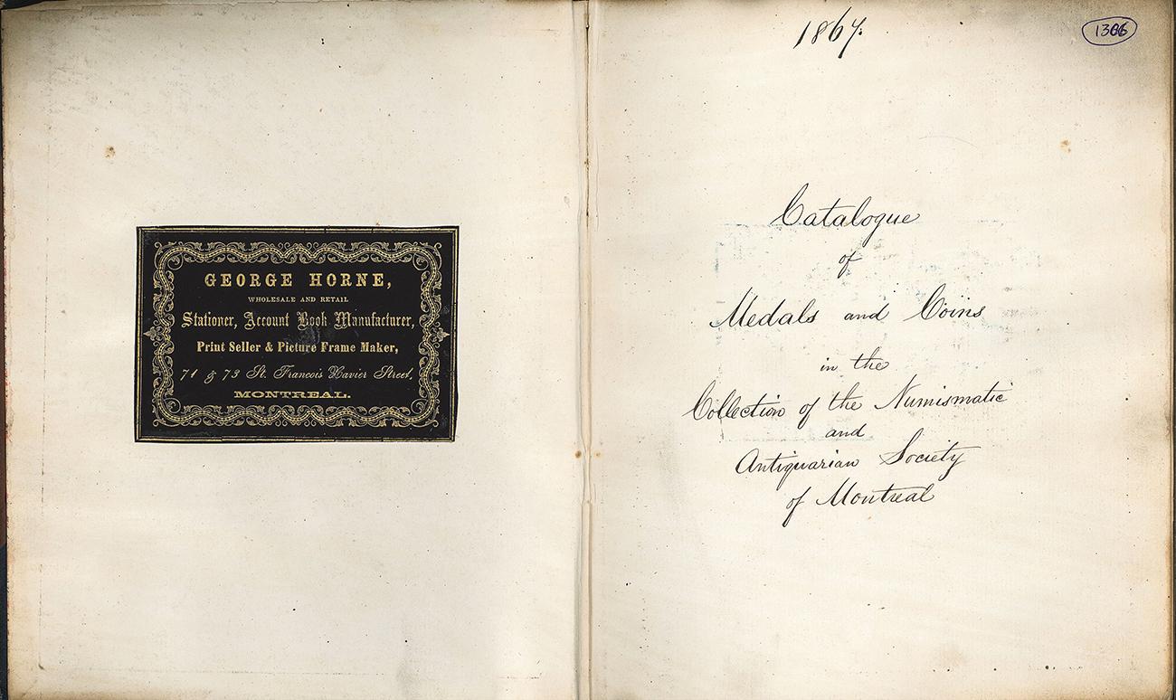 Livre ouvert, la page de gauche montrant un titre compris dans un encadré et la page de droite, une écriture manuscrite.