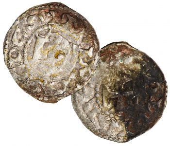 Très vieille pièce de monnaie rudimentaire sur laquelle figurent une croix usée et des caractères. 